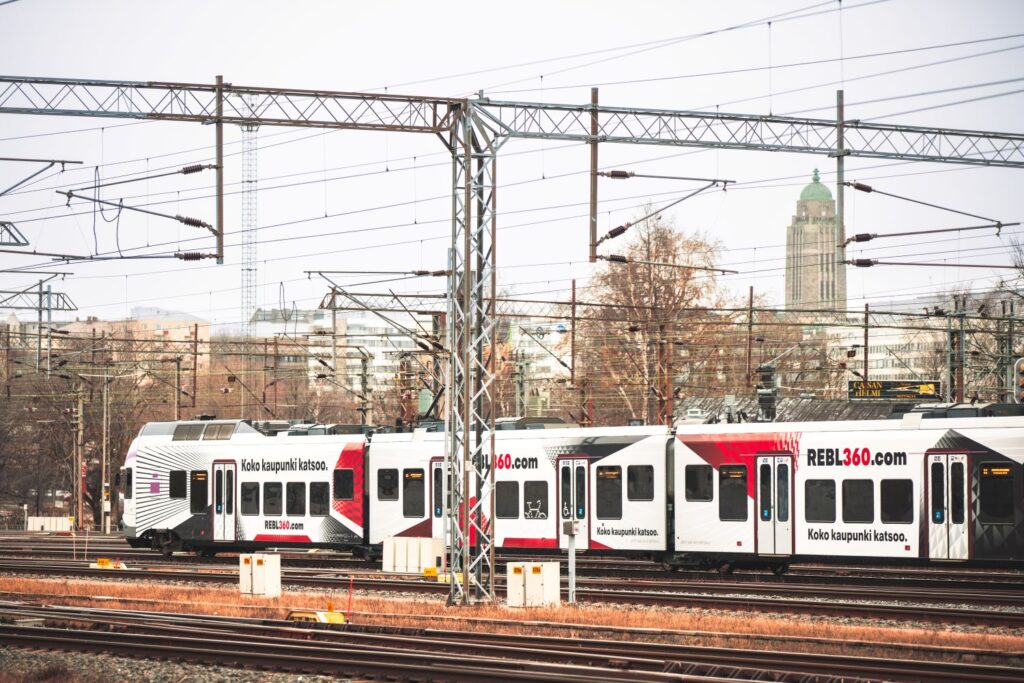 Lähijuna REBL360-brändin kokoteippauksella