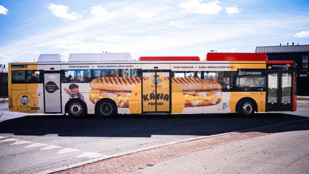 Rebl360 joukkoliikenteen mainosteippaus bussissa